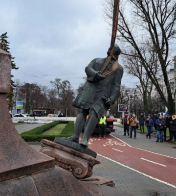 У Дніпрі демонтували пам’ятник Михайлові Ломоносову