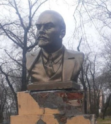 В Мариуполе захватчики установили бюст Ленина в парке «Городской сад»