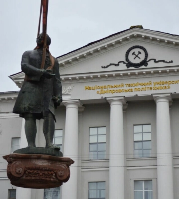 У середмісті Дніпра демонтували пам’ятник російському вченому Михайлу Ломоносову