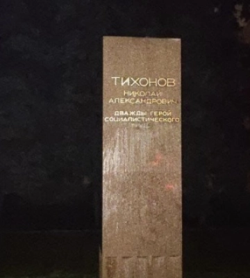 Памятники Тихонову и Островскому демонтировали в Харькове. ФОТО