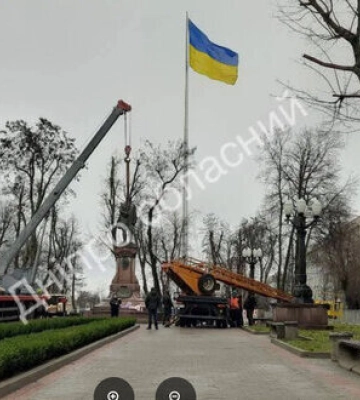Пам’ятник російському вченому Ломоносову демонтували в Дніпрі. ВIДЕО