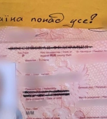 Росіянин відмовився повертатися до РФ і розмалював свій паспорт - ДПСУ