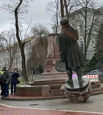 В Днепре демонтировали памятник Ломоносову