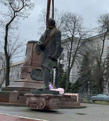 У Дніпрі демонтували пам’ятник Михайлу Ломоносову