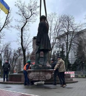 У Дніпрі демонтували пам’ятник росіянину Михайлу Ломоносову