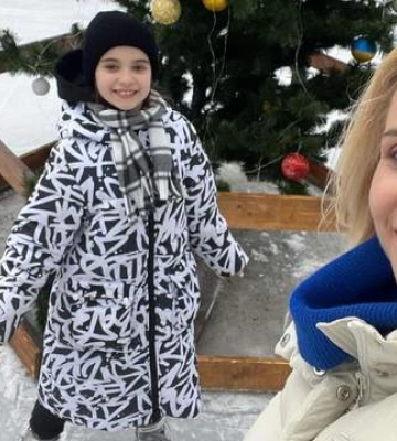 У білому пуховику: Лілія Ребрик побувала з донькою на ковзанці – фото з Чернівців