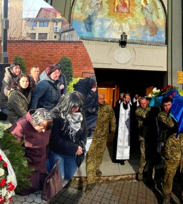 Прощались навколішки: на Закарпатті провели в останній шлях загиблого Героя (ФОТО)