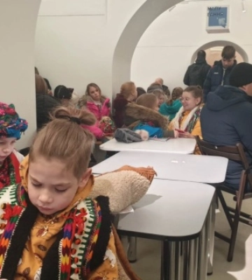 У Львові діти колядують в укритті через повітряну тривогу