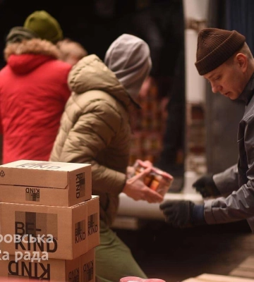 Продукти, одноразові душі, хімічні грілки: Дніпро вчергове передав допомогу