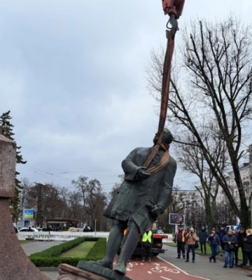 В Днепре демонтировали памятник Михаилу Ломоносову
