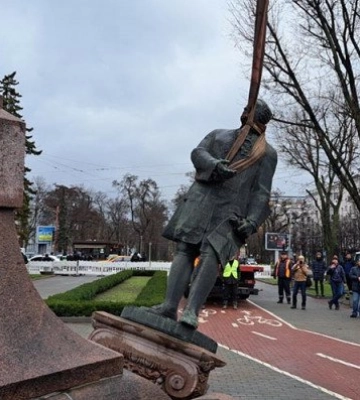 У Дніпрі демонтували пам&#039;ятник російському вченому Ломоносову
