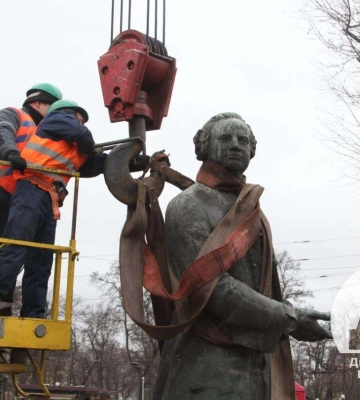 У Дніпрі демонтували пам’ятник Михайлу Ломоносову