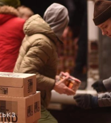 Продукти, одноразові душі, хімічні грілки: Дніпро вчергове передав допомогу