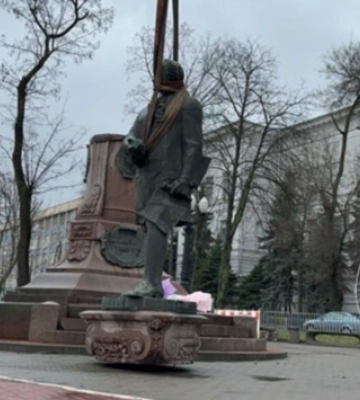Ломоносов — все: у Дніпрі на один пам&#039;ятник російському діячеві стало менше