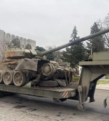 У Кременчуці на центральній площі встановили знищений російський танк