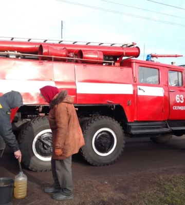 Рятувальники на Донеччині підвозять воду населенню