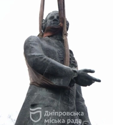 З центрального проспекту зник Ломоносов: у Дніпрі демонтували черговий пам&#039;ятник