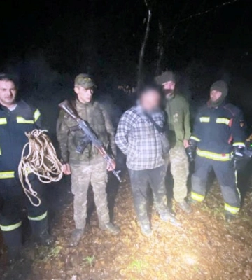 На Закарпатті прикордонники разом із рятувальниками діставали «ухилянта», який впав з обриву неподалік кордону