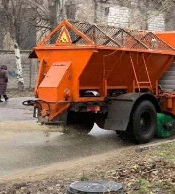 Запорізьких водіїв просять не залишати автомобілі на узбіччях доріг - очікується погіршення погоди