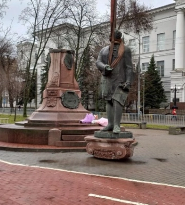 У Дніпрі демонтували пам’ятник російському вченому Ломоносову (ФОТО)