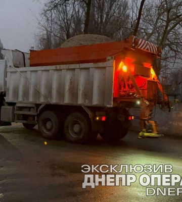 Негода в Дніпрі: у місті працює спецтехніка, власників авто просять не заважати роботі спецтранспорту