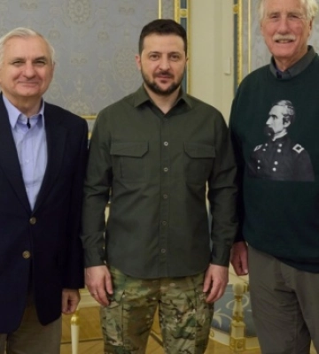 Сенатор США після візиту до Києва: Військова допомога використовується за призначенням