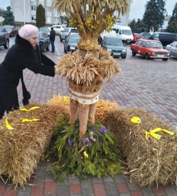 У Корці встановили величезний дідух