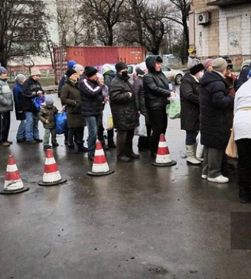 Черга за тарілкою каші: Андрющенко показав, що відбувається у Маріуполі