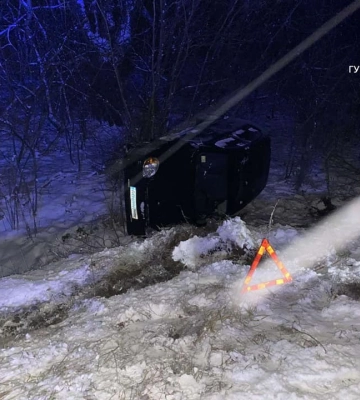 На Волині автівка потрапила в кювет та перекинулась на бік. Фото