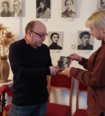 У Звягелі музею Лесі Українки подарували колекційну листівку
