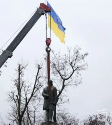 З центрального проспекту зник Ломоносов: у Дніпрі демонтували черговий пам&#039;ятник, фото