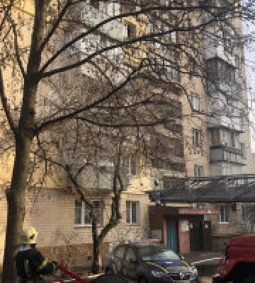 У Києві на Пріорці при ліквідації пожежі врятували трьох людей 