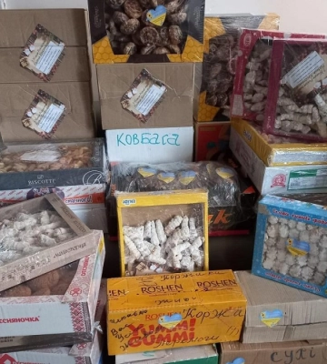 Із Рівненщини військовим відправили різдвяні пакунки зі смаколиками (ФОТО)