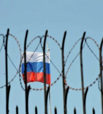 На головній площі Маріуполя зірвали російський триколор