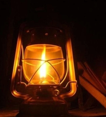 У Новомосковському районі пенсіонер ледь не згорів, заправляючи гасову лампу