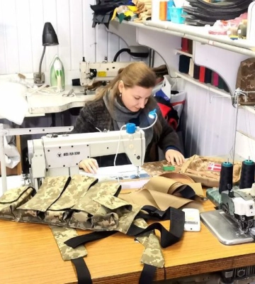 Кравець із Луцька пошив більше тисячі медичних сумок для військових