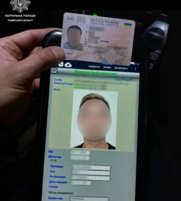 Львівські патрульні зупинили водія, який використовував, ймовірно, підроблене посвідчення