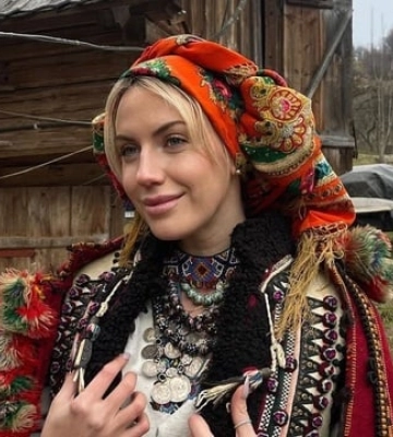 Леся Нікітюк покрасувалася у традиційному гуцульському вбранні: навчили в’язати намітку