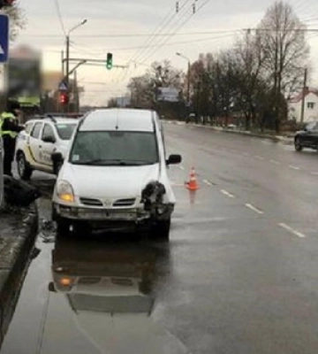 У Луцьку Nissan на швидкості влетів в огорожу 