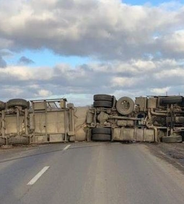 На трасі Одеса-Рені перекинувся бензовоз: рух заблокований