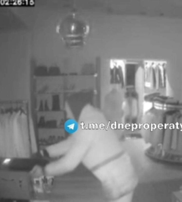 У центрі Дніпра пара грабіжників обікрала магазин: відео з камер