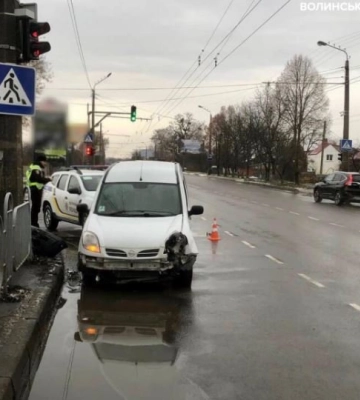 У Луцьку Nissan на швидкості влетів в огорожу 