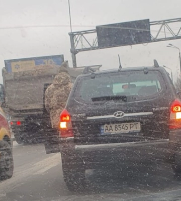 На Оболони мужчина в военной форме &quot;подрезал&quot; авто и угрожал водителю оружием