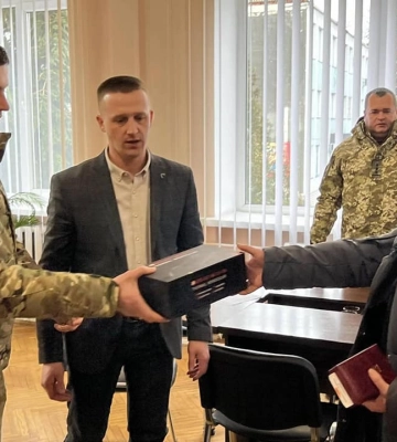 Жінка з великим серцем: на Рівненщині мама загиблого Героя передала його побратимам тепловізор