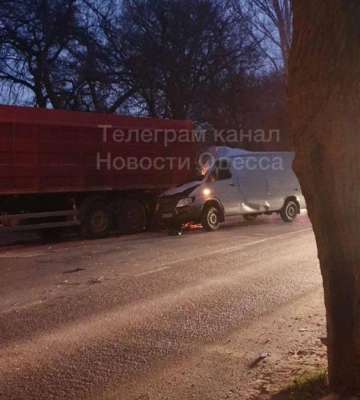 В Одессе столкнулись микроавтобус и грузовик — есть погибший