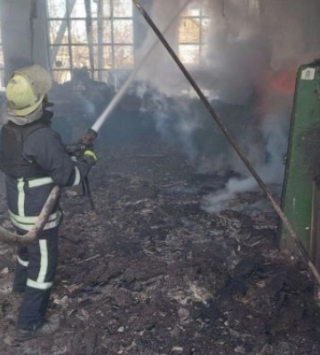 У Запорізькій області через російські обстріли загорілося підприємство