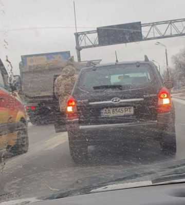 На Оболони мужчина в военной форме &quot;подрезал&quot; авто и угрожал водителю оружием