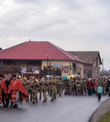 Прощались навколішки з Героєм: на Закарпатті провели в останній шлях захисника (ФОТО)