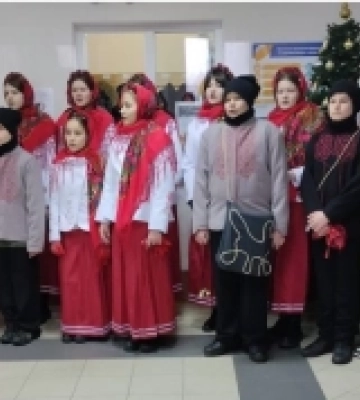 Острог: діти з ансамблю «Співаночка» наколядували 22 тисячі гривень на армію