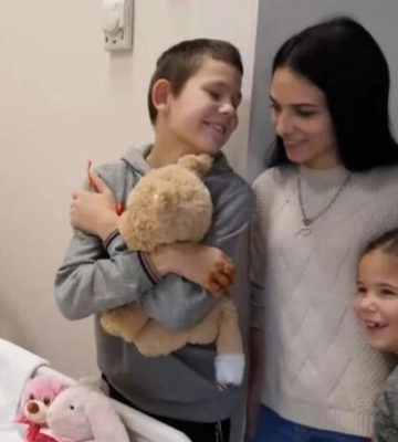 Встретила в Харькове: женщина усыновила 4 детей, отец которых погиб, спасая их